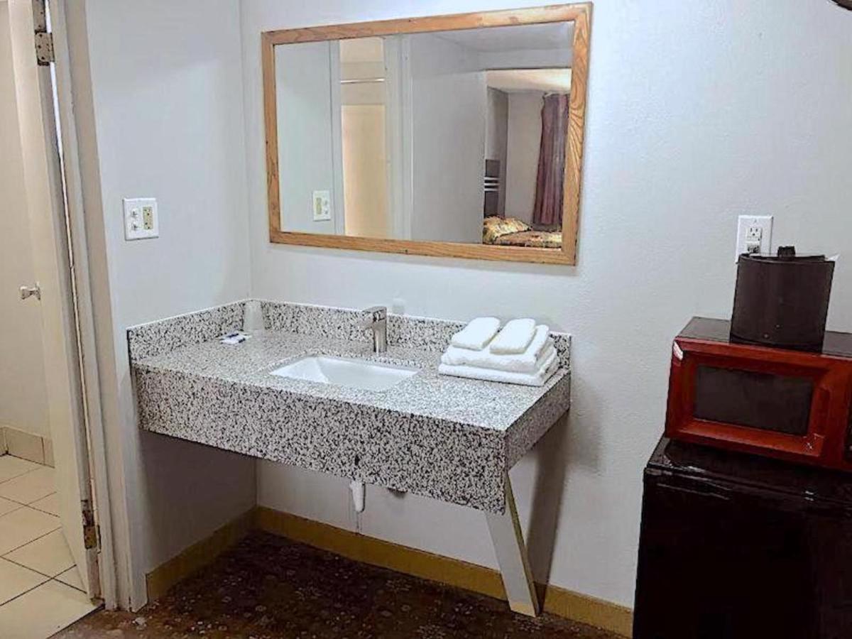 Guest Inn Yukon Esterno foto