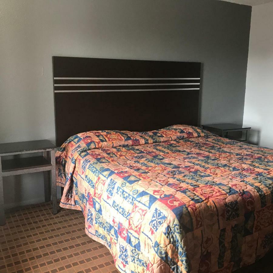Guest Inn Yukon Esterno foto